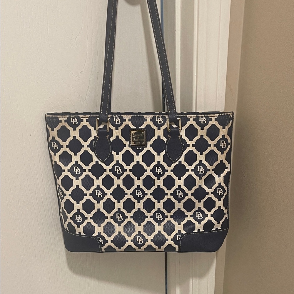Vintage Dooney and Bourk navy and cream purse. Interior is yellow.